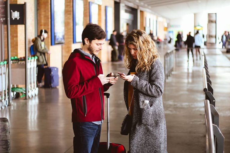Neplatné certifikáty v aplikaci Tečka. Vláda tím zkomplikovala život lidem v zahraničí 1 adult airport apparel blonde hair