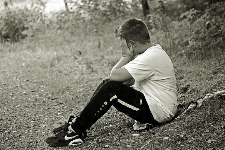 Průzkum odhalil, jak pandemie ničí děti. Přemýšlí nad velice nebezpečnými věcmi 1 boy child sad alone