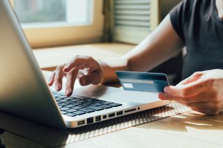 Podvodníci přes internet mají žně. Žena z Brna přišla přes noc o tři miliony korun, chtěla jen prodat lyžařské boty