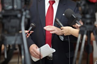 Zakázali neočkovaným poslancům účastnit se schůzí. Počty nakažených v pobaltské zemi jsou rekordní