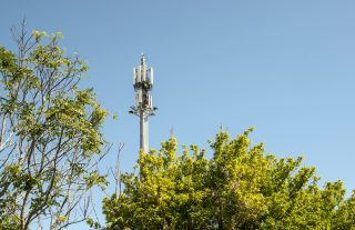 Pomatený muž poškozoval 5G vysílače. Podle policie mohl podlehnout fake news