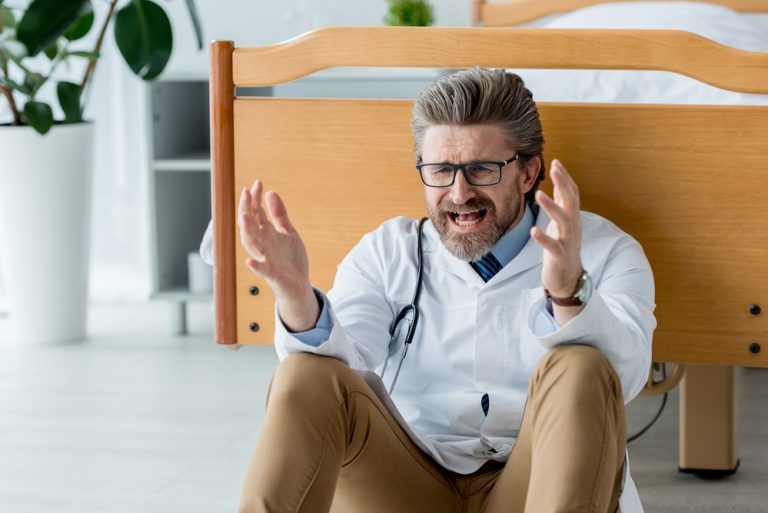 "Jste tlustí jak jateční prasata, ale vadí vám vakcíny," lékař se v otevřeném dopise obul do antivaxerů 1 depositphotos 317589862 s