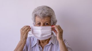 Covid se nešíří jen vzduchem. V domovech seniorů jej vědci našli téměř všude