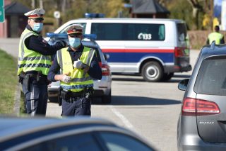 Rakousko od pondělí zavedlo velmi tvrdá opatření, neočkovaní nesmějí ven bez pádného důvodu. Tamní vláda zvažuje další zpřísňování