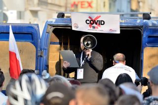 „Pryč s očkovacími nácky,“ křičí Evropané. Během víkendu se na řadě míst starého kontinentu demonstrovalo