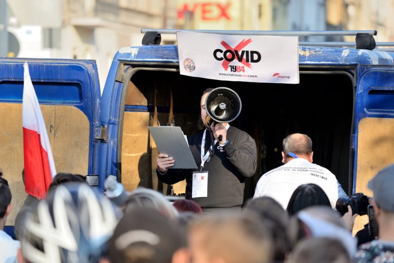 Muž napadá lékaře a odborníky na covid a natáčí se u toho. Příznivce za to žádá o posílání peněz, sám je přitom v dluzích 1 depositphotos 417413534 s