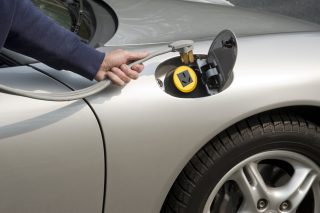 Chudí si elektromobil dovolit nemůžou, platí jej ale za bohaté. Z jejich daní jdou peníze na infrastrukturu, vysvětluje odborník