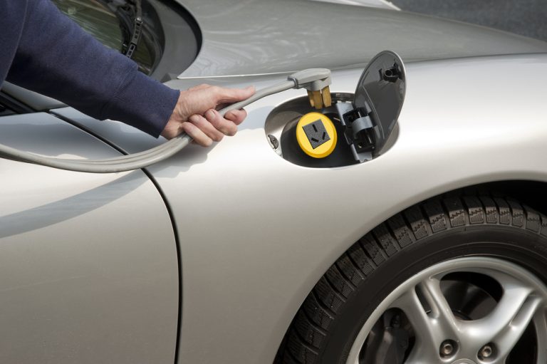 Chudí si elektromobil dovolit nemůžou, platí jej ale za bohaté. Z jejich daní jdou peníze na infrastrukturu, vysvětluje odborník 1 depositphotos 5638042 s