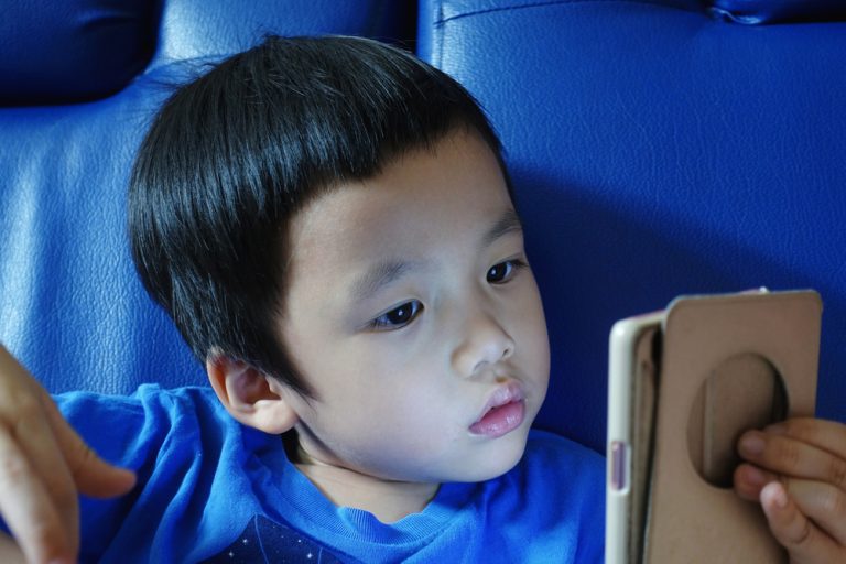 Svět zaplavila epidemie digitální demence. Dětem se musí přístup k technologiím regulovat, varuje psychiatr 1 dite korea mobil