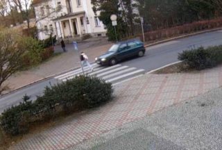Řidič srazil na přechodu mladou dívku. Poplácal ji po ramenou a z místa nehody ujel