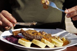 Letošní zájem o svatomartinské menu je až o 40 procent nižší. Čekáme, jestli nás každým dnem nezavřou, tvrdí restauratéři