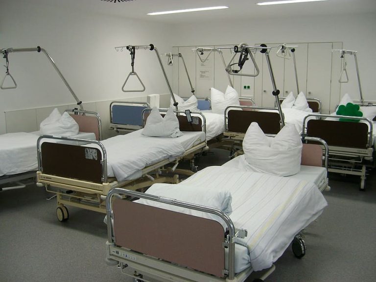 Nemocnice ruší plánované zákroky a omezují péči. V Brně omezili už i dětské oddělení 1 hospital bedside beds ceiling
