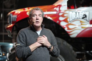 Bývalý moderátor Top Gearu Jeremy Clarkson chce naplácat Gretě na zadek. Schytal to na Twitteru