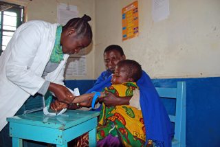 Jen 27 procent afrických lékařů je plně naočkováno. Podle WHO je na druhém největším kontinentu velkým problémem i testování