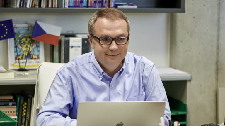 Lékař Hajdúch: Hra na to, že jsou očkovaní lidé bezinfekční, by měla okamžitě skončit. Prozradil proč 1 maxresdefault 1