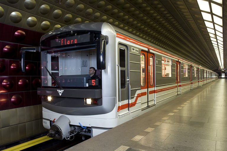 Kolik bere revizor měsíčně a jak je to s provizí za vybranou pokutu? Jednoho jsme se zeptali, tohle je jeho odpověď 1 metro praha