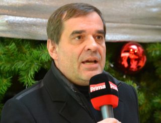 Neočkovaný herec Miroslav Etzler se nakazil covidem a byl hospitalizován s oboustranným zápalem plic. Jeho bratr přitom před nedávnem neočkované lidi osočil na sociální síti