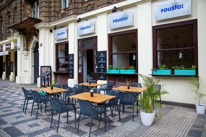 Provozovatelé služeb jsou opět v koncích. Od pondělí hrozí, že budou muset propouštět, odliv zákazníků je nevyhnutelný 1 muze za to koronavir zahradky v centru prahy zeji prazdnotou 1 large