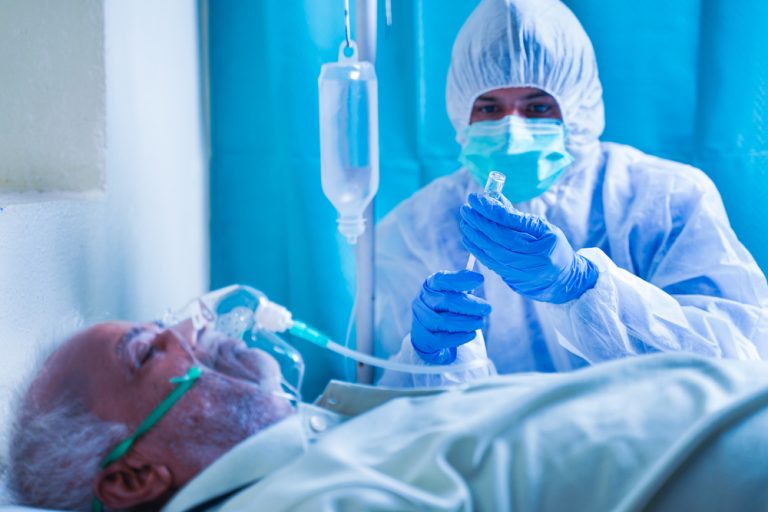 Praktičtí lékaři čelí kritice, že málo očkují. „Padáme na ústa. To není fér,“ brání se šéf jejich sdružení Šonka. Podle praktiků šlo stávající vlně covidu zabránit 1 nemocnice covid pacient lekar