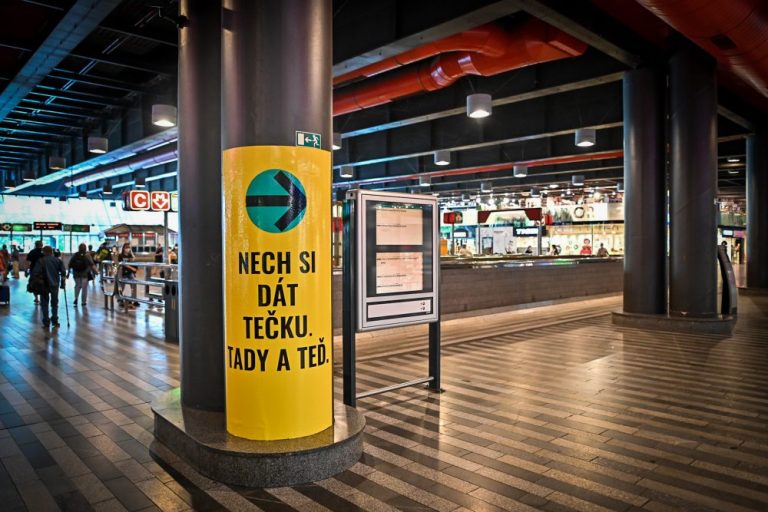 Kriminalisté stíhají čtyři ženy za falšování očkovacích certifikátů. Přišly si na skoro půl milionu korun. Co jim hrozí? 1 ockovaci centrum hlavni nadrazi e1637487885113