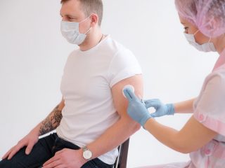 Očkování proti covidu-19 zachránilo v Česku podle výzkumu tisíce životů