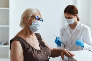 Už přes milion lidí se očkovalo třetí dávkou proti covidu. Vláda otevřela předregistrace