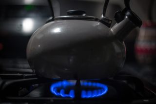 České domácnosti potřebují ruský plyn k vaření i topení. Řešením může být i elektrická deka