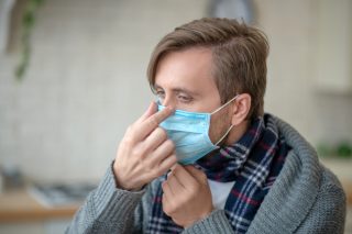 Britští vědci varují: Omikron se chová jako nachlazení, raději si zajděte na test