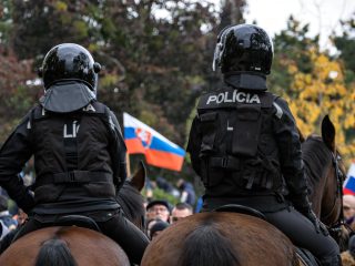 VIDEO: Slovenská policie v supermarketu ostře zasáhla proti odmítačům roušek