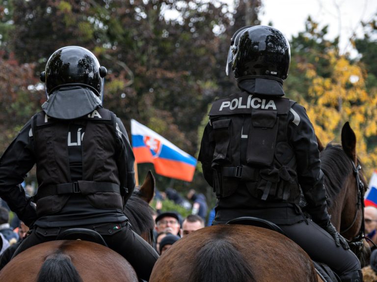 VIDEO: Slovenská policie v supermarketu ostře zasáhla proti odmítačům roušek 1 slovenska policie