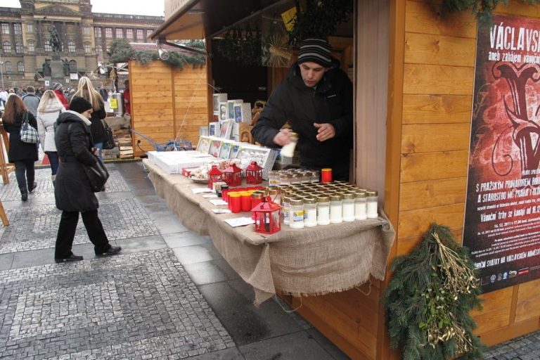 Stánkaři na Václaváku si dělají z vládních opatření trhací kancelář. Jak je možné, že vánoční trhy mohou nadále fungovat? 1 trhy vaclavske namesti