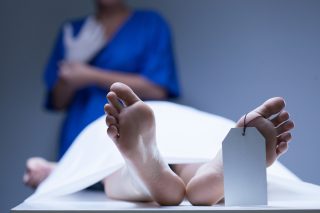 Úmrtí na covid-19 klesá. Jenže podle statistik Čechům hrozí více infarktů i mrtvic
