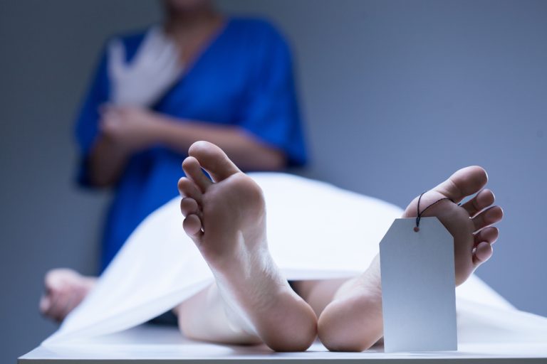 Se smrtí je zvyklá se setkávat, ale tohle je podle ní extrém. "Máme zachraňovat životy a ne zapínat černé pytle," říká sestra z ARO 1 umrti nemocnice marnice covid