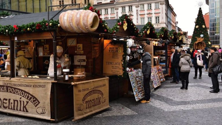 Česko podle expertů čekají jedny z nejdražších Vánoc, připravit se máme i na nedostatek zboží v obchodech. Co bude drahé a co zase vůbec nekoupíme? 1 vanocni trhy praha 2 e1638168703855