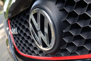 Volkswagen kvůli elektromobilitě možná propustí až 30 tisíc zaměstnanců. Šéfovi společnosti hrozí odvolání