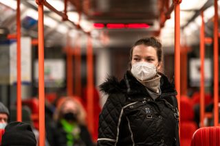 Konec respirátorů ve veřejné dopravě od čtvrtka. Podle virologa to mohlo být už dříve