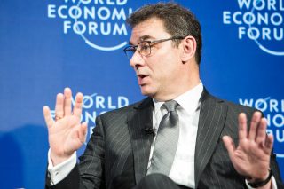 Šéf Pfizeru: Vakcína proti omikronu bude dostupná v březnu. Moderna bude mít booster na podzim