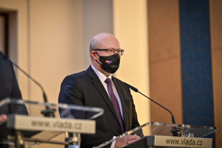 Přestože nakažlivější omikron válcuje Česko, ministerstvo plánuje rozvolňování