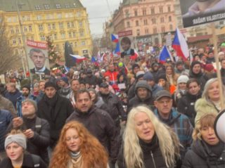 VIDEO: Necelých tisíc lidí v Brně protestovalo proti povinnému očkování a vládním opatřením. Protestovalo se i v ostatních městech