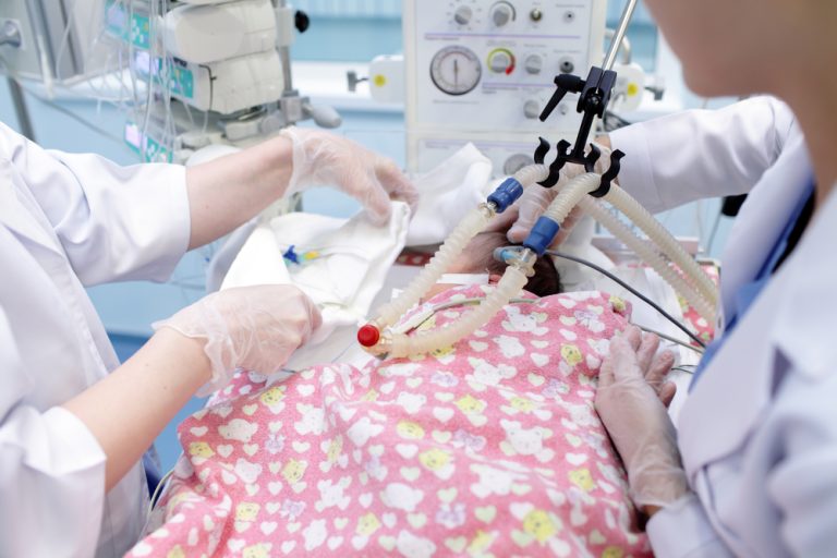 Omikron může změnit pravidla hry. Nová mutace cílí i na batolata 1 batole jip