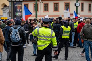 Očkování vyvolává protesty po celém světě. Na jedné demonstraci zaútočili odpůrci na dům europoslance