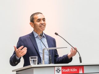 Kvůli omikronu chtějí výrobci vakcín zrychlit očkování. „Posilující dávka už po třech měsících,“ říká šéf firmy, jejíž vakcína je nejrozšířenější