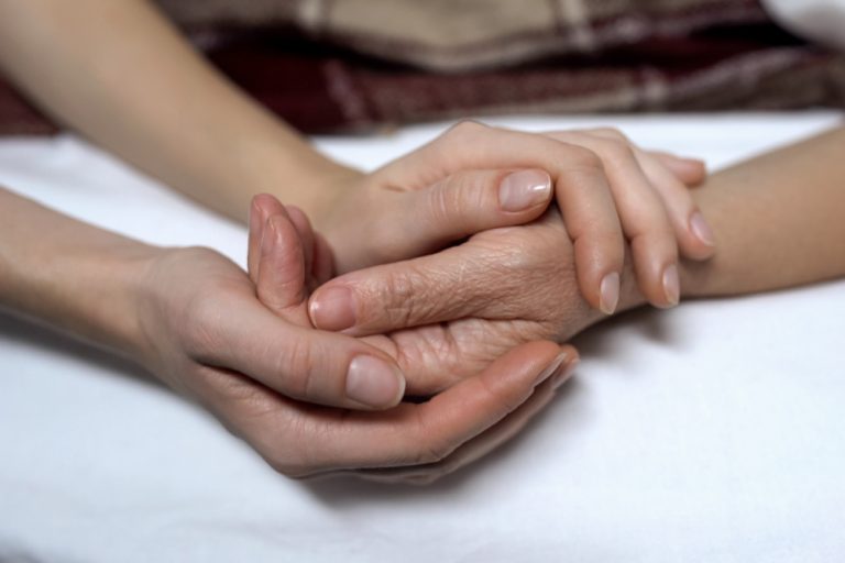 euthanazie ruka drzi
