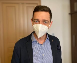 Maminka po porodu a teprve sedmiletá holčička. Obě podlehly zákeřnému viru. Nejsou to jen čísla, říká hejtman Jihomoravského kraje