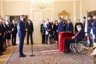 Nově jmenovaná vláda sklízí ze světa jednu gratulaci za druhou. Tuzemské vzkazy už tak příjemné nejsou