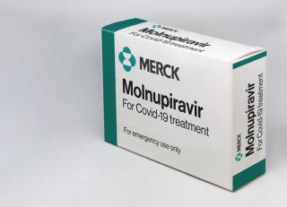 Americký lék na domácí zkrocení covidu je na cestě do Česka. Firma Pfizer už vymýšlí své vlastní pilulky s vyšší účinností