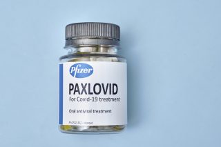 Izraelští úředníci mají obavy, že lidé budou nový lék od Pfizeru místo užívání prodávat na černém trhu
