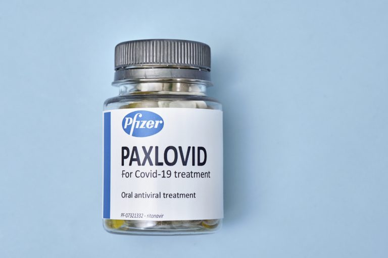 Izraelští úředníci mají obavy, že lidé budou nový lék od Pfizeru místo užívání prodávat na černém trhu 1 lek covid paxlovid