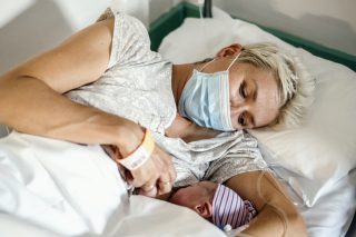 „Měla jsem covid pozitivní rodičku s mrtvým plodem, těhotné se zápalem plic i trombózou,“ říká gynekoložka. Vyzývá lidi k očkování