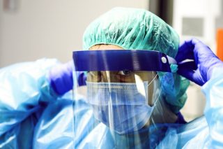 Na odmítače očkování se lékař nezlobí. Prostě naletěli, jako když si babička koupí hrnce za 30 tisíc